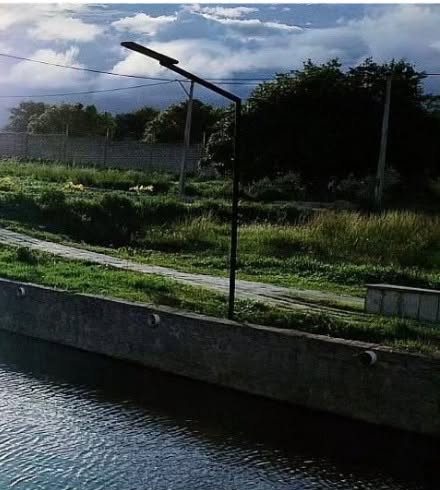 Lagoa e pista de cooper com poste de energia solar